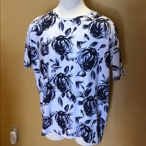 LuLaRoe blue Roses on white shirt sz M